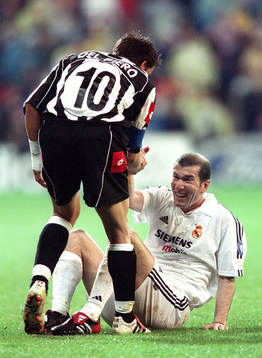 Zinedine Zidane, Real Madrid hjälps upp av Alessandro Del