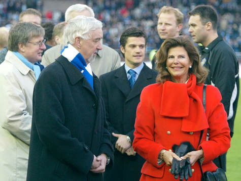Prins Carl Philip och Drottning Silvia hälsar på spelare
