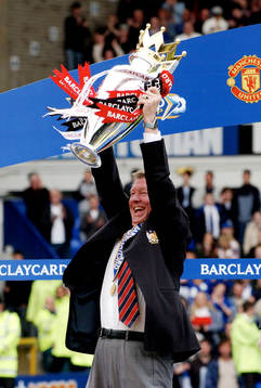  Sir Alex Ferguson, Manchester United jublar med pokalen.