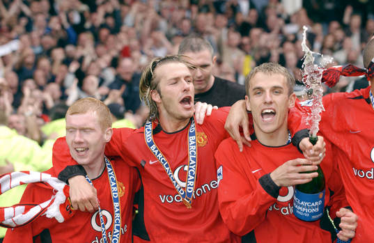  Paul Scholes , David Beckham och Phill Neville, Manchester United jublar med skumpa. Jubel.
