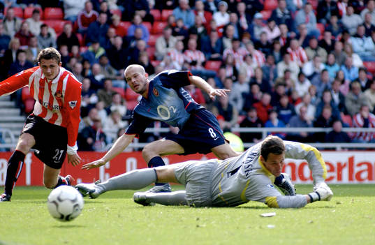  Fredrik Ljungberg, Arsenal gör sitt tredje mål. omfamnas efter att ha gjort 1 - 1.
