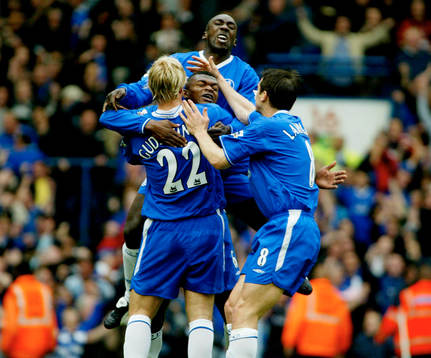  Chelsea's Marcel Desailly omfamnas efter att ha gjort 1 - 1.