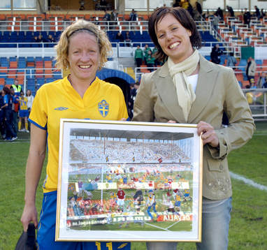  Victoria Svensson, Sverige, matchens lirare tillsammans med Svenska spel representant.