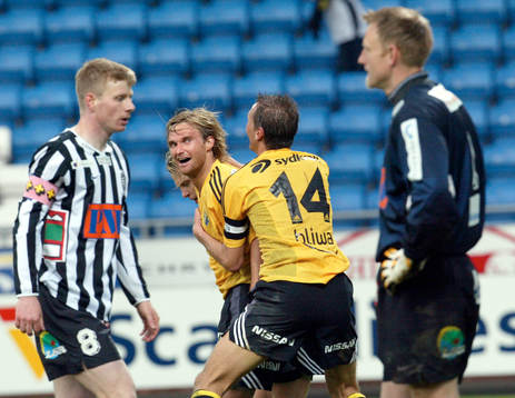  Andreas Andersson har gjort 0-2 och gratuleras av Krister Nordin och Karl Corneliusson, AIK 