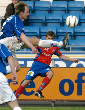 Torbjörn Arvidsson, Halmstad försöker stoppa ett inlägg