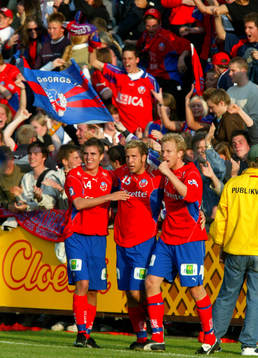 Martin Fribrock och Gustaf Andersson gratulerar Mattias