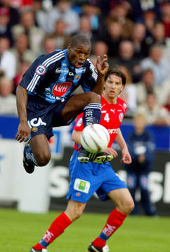 Samuel Wowoah, Djurgården tar ner bollen framför Mikael