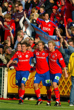 Martin Fribrock och Gustaf Andersson gratulerar Mattias