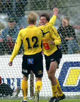  Två 2-målsskyttar som båda kommer från IFK Hlm, Simon Sjöfors grattar Christian Augustsson. Jubel.