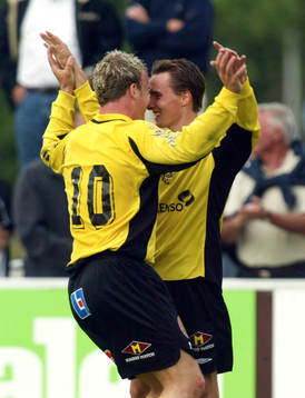 2-målsskytten Marcus Ekenberg grattar Daniel Nicklasson