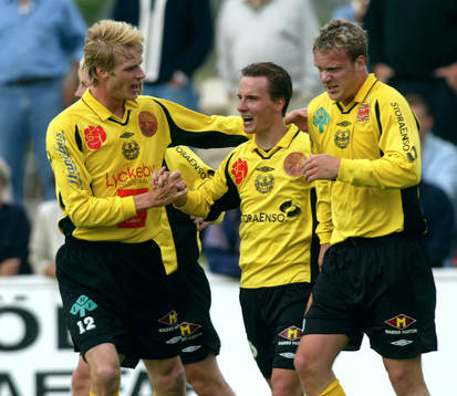 Två 2-målsskyttar grattar Daniel Nicklasson (ny från IFK