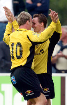 Marcus Ekenberg grattar Daniel Nicklasson