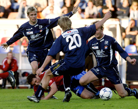   Tre mot en, Örgryte har fått Andreas Ottosson och Öster på fall. Fr.v. Marcus Dahlin, Martin Ulander och Markus Johannesson.