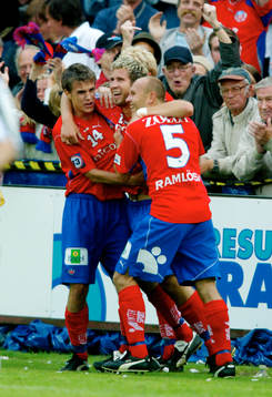  Martin Fribrock och Tommi Grönlund kramar om Mattias Lindström efter 1-1. Jubel.
