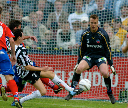  Alexander Farnerud, Landskrona är på vippen att tåa in bollen bakom Fredrik Larsson, Helsingborg