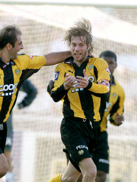 Kennedy Bakircioglu och målskytten Karl-Oskar Fjörtoft,