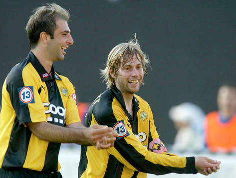 Kennedy Bakircioglu och målskytten Karl-Oskar Fjörtoft,