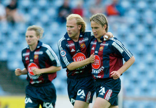 Mikael Dorsin gratulerar Andreas  Johansson