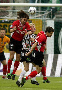 Örebro slår ifrån sig med näbbar och klor, här tas