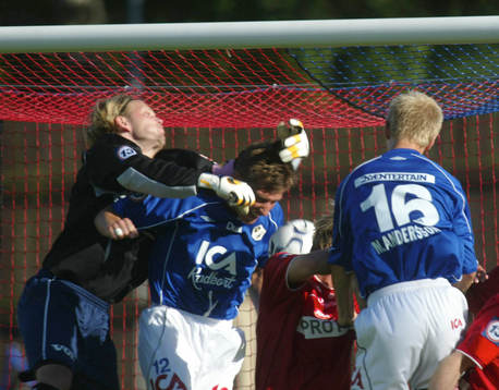    Målskytten Magnus Andersson nickar först, sedan trycker han in den bakom storspelande Björn Stringheim. 