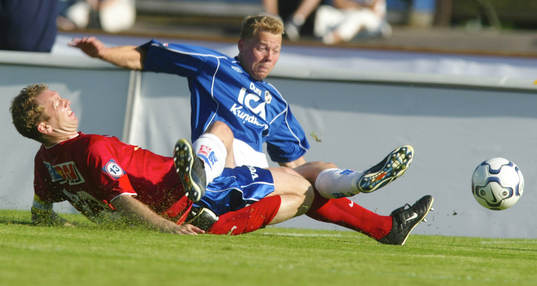 Straff, eller... Fredrik Bild stoppar Robert Andersson,