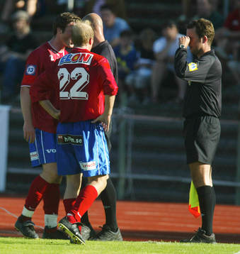 Straff, eller... Fredrik Bild har stoppat Robert Andersson,