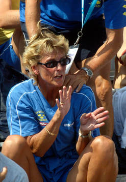 Ulrika Knape visar dottern Anna Lindberg, Sverige vad hon