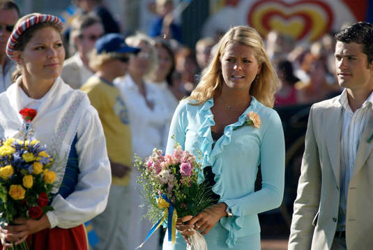 Prinsessan Madelene ser lite bekymrad ut, vid sidan av