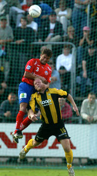 Kennet Rasmusen vrider huvudet på Mikael Andersson