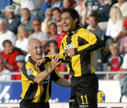   Pablo Pinones-Arce har gjort 0-1 och grattas av Christer Fursth. Jubel.
