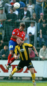 Kennet Rasmusen vrider huvudet på Mikael Andersson