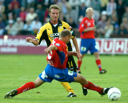 Mikkel Jensen, Hammarby. Tommi Grönlund, täcker skott