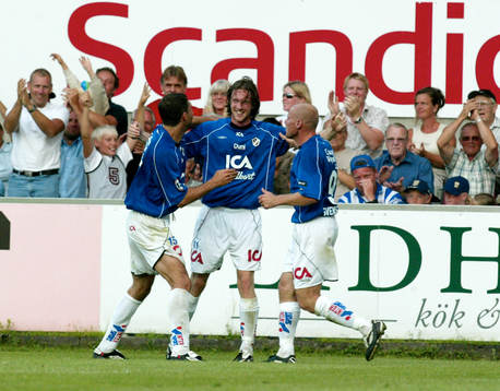   Mikael Nilsson grattas efter 1-0.