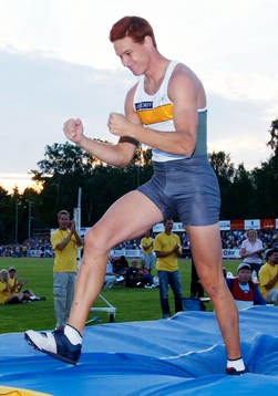  Patrik Kristiansson jublar efter att ha vunnit stavhopp och klarat 5,75m.