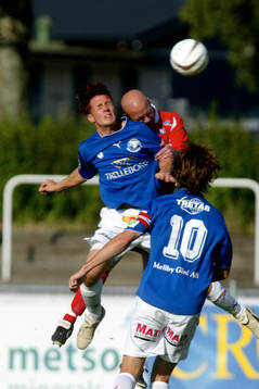  Patrik Feltendahl, Västerås trycker Kristian Haynes, Trelleborg, i ryggen.