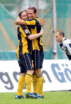  Eirik Dybendal gratuleras av Ivica Skiljo, Häcken. Jubel, glädje.