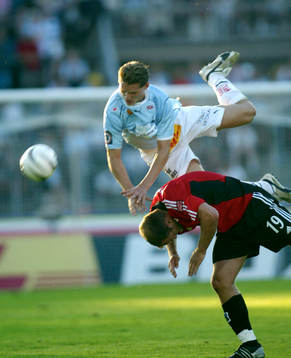 Jon Jönsson klättrar på Jonas Wallerstedt