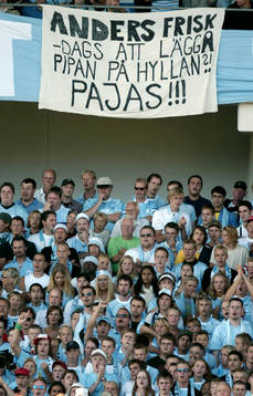 Publiken visar missnöje med domaren Anders Frisk. Banderoll