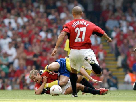  Francis Jeffers, Arsenal sparkar ner Phil Neville, Manchester  