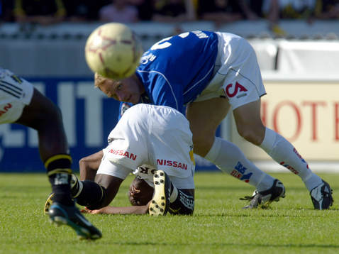 Torbjörn Arvidsson har fått Benjamin Kibebe på fall