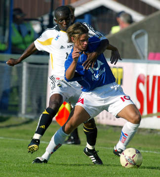  Omfamning. Fasthållning. Kwame Quansah mot Dusan Djuric.
