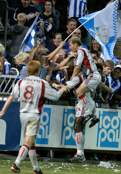  Big Mama Mamadou Diallo, Göteborg, jublar med IFK-klacken och Jonas Henriksson efter 0-2-målet