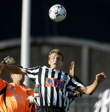  I denna duell med Magnus Torvaldsson, Landskrona, skadas Dime Jankulovski och faller blödande till marken