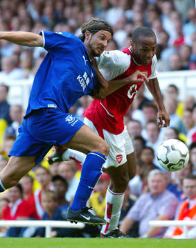  Alessandro Pistone, Everton och  Thierry Henry, Arsenal 