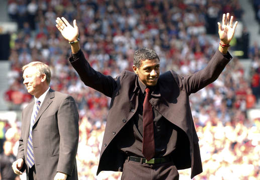   Manchester Uniteds Manager Sir Alex Ferguson  presenterar Kleberson för publiken 