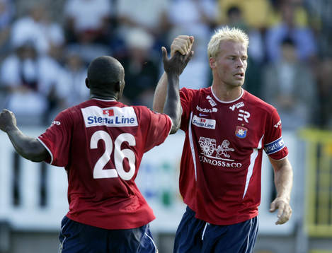 Edwin Piri gratulerar Johan Anegrund, Örgryte för