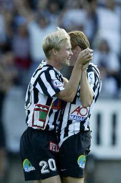 Mathias Eklund gratuleras av Alexander Farnerud, Landskrona