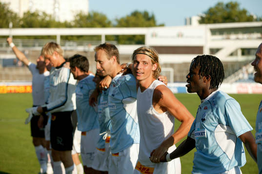  Malmö-spelarna tackar publiken efter matchen.