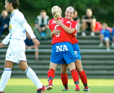 Lisa Dahlkvist och Sara Sohlberg, Karlslund, jubel