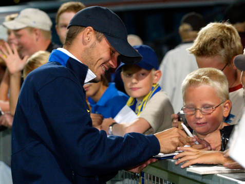 Fredrik Ljungberg skriver autografer